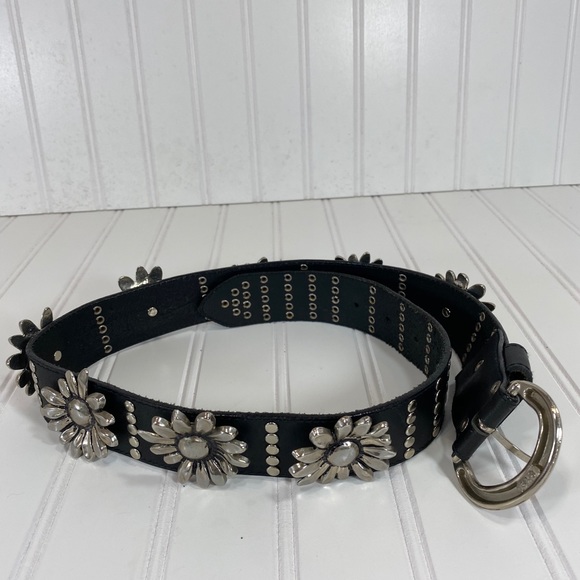 Black leather belt with silver flowers